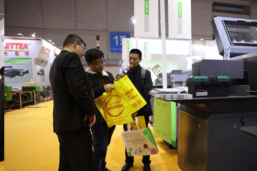 2019上海廣告展，為客戶展示屹克彎字機(jī)加工效果