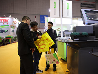 2019上海展，向客戶(hù)展示彎字機(jī)加工效果